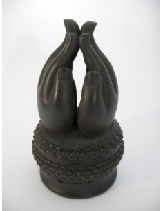 Brucia bastoncini e coni d'incenso - Mani in meditazione