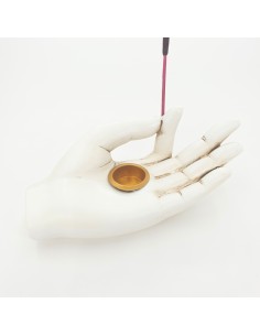 Brucia coni d'incenso e bastoncini mano